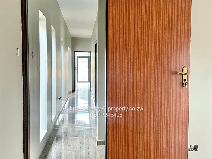 Light-filled 3-Bed Greendale Flat with Borehole