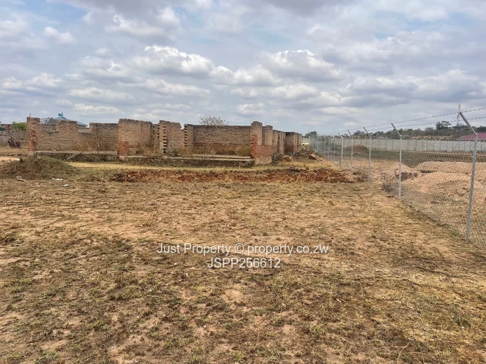 6-Bedroom Unfinished Home on 2,500m² in Zvimba (Sole Mandate)
