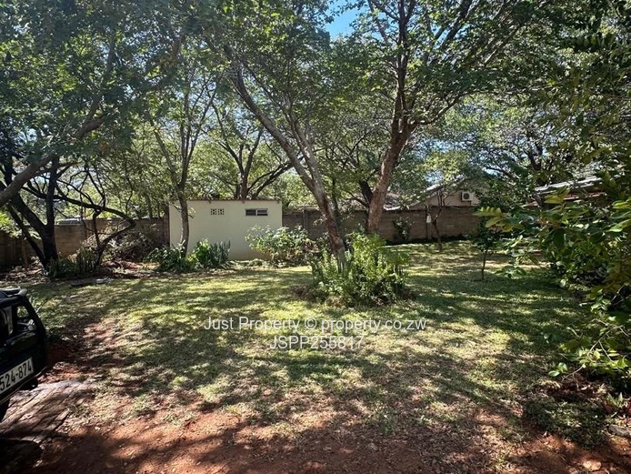 Spacious 5-Bed Victoria Falls Home with Cottage & Garden