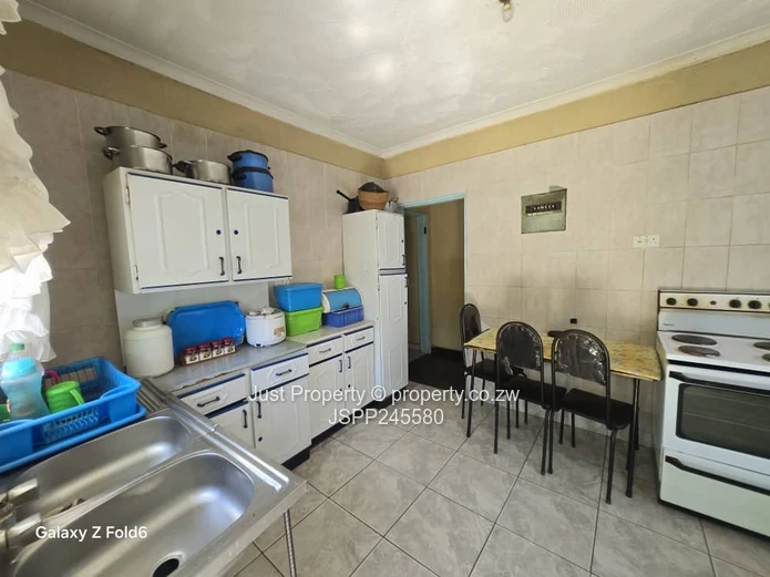 Bright 5-Bed Family Home with Garden & Secure Wall, Katanga (Sole Mandate)