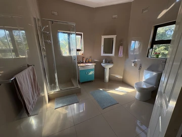 3 Bedroom Flat & Apartment