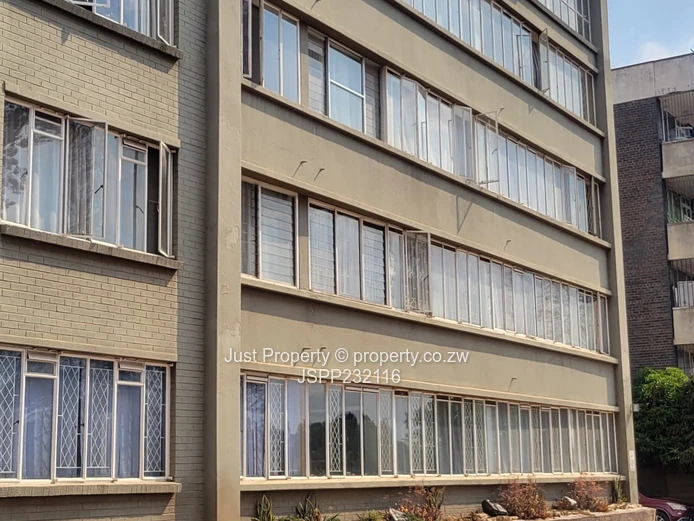 Classic Avenues 1 1/2 Bed with Large Windows & 24hr Security (Sole Mandate)