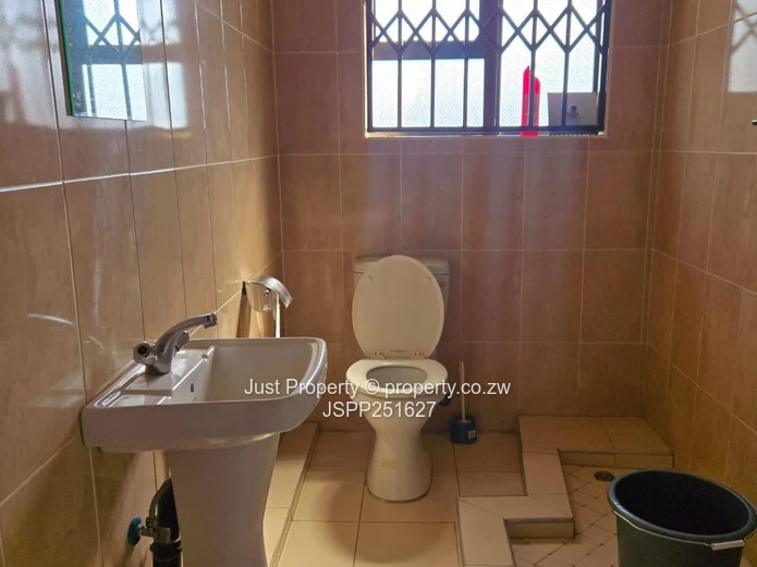 Sandton Park: 5-Bed Home with Island Kitchen & Borehole