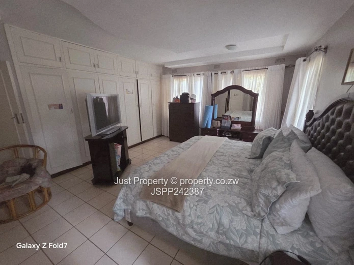 Borrowdale Road Frontage House sitting on 4008sqm