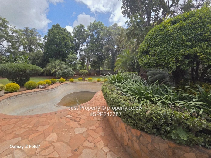 Borrowdale Road Frontage House sitting on 4008sqm