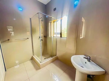 5 Bedroom Flat & Apartment