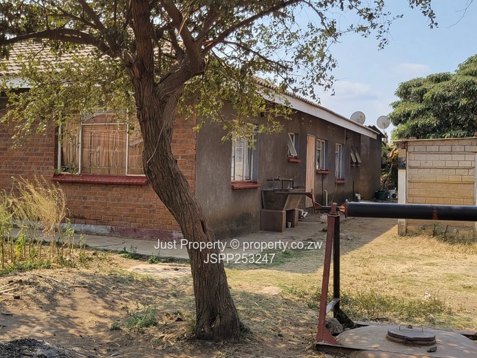 5 bedroomed house with 2 bedroom cottage 
