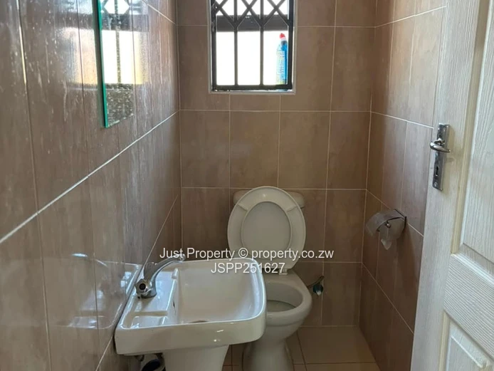 Sandton Park: 5-Bed Home with Island Kitchen & Borehole
