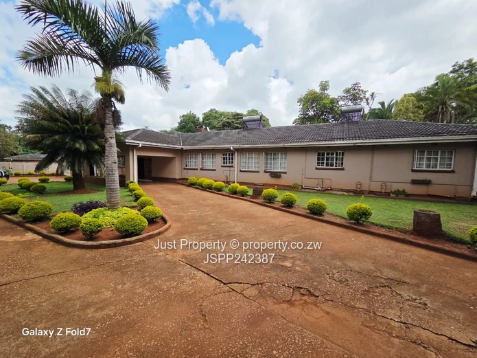 Borrowdale Road Frontage House sitting on 4008sqm