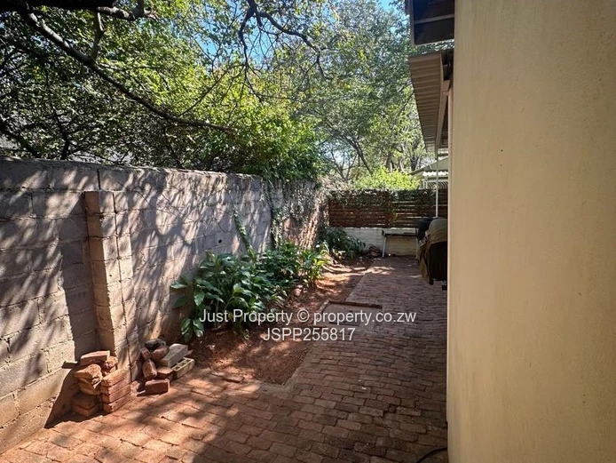 Spacious 5-Bed Victoria Falls Home with Cottage & Garden