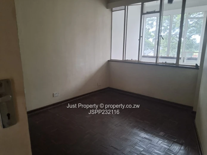 Classic Avenues 1 1/2 Bed with Large Windows & 24hr Security (Sole Mandate)