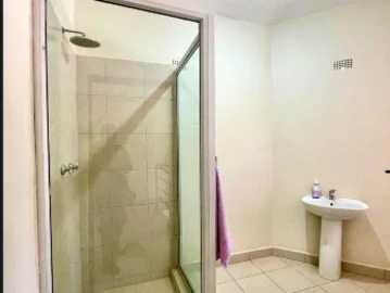 6 Bedroom Flat & Apartment