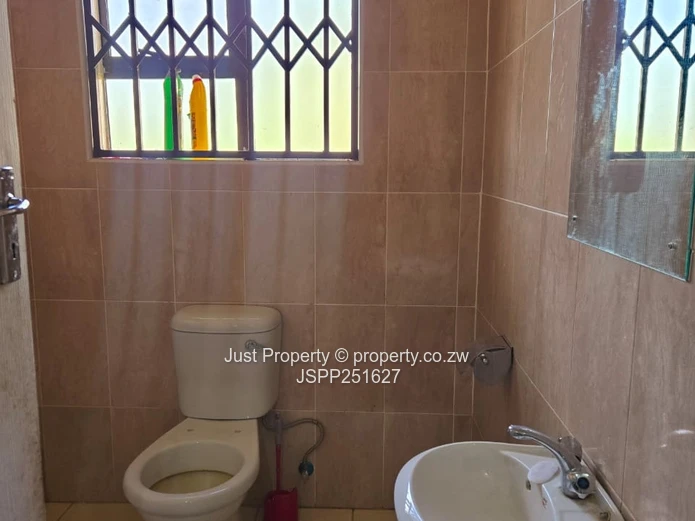 Sandton Park: 5-Bed Home with Island Kitchen & Borehole