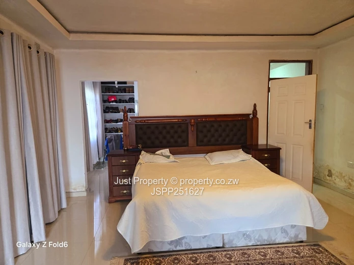 Sandton Park: 5-Bed Home with Island Kitchen & Borehole