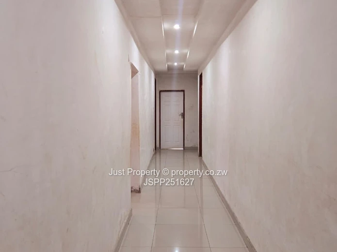 Sandton Park: 5-Bed Home with Island Kitchen & Borehole