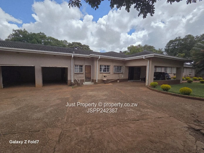 Borrowdale Road Frontage House sitting on 4008sqm