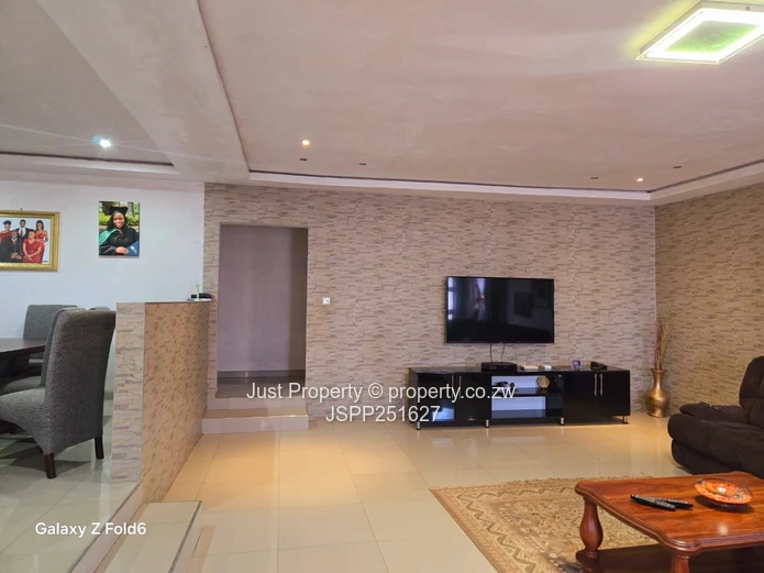 Sandton Park: 5-Bed Home with Island Kitchen & Borehole