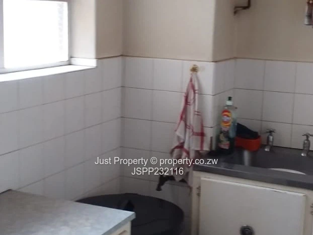 Classic Avenues 1 1/2 Bed with Large Windows & 24hr Security (Sole Mandate)