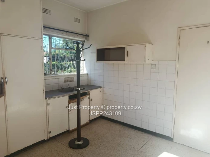 3-Bed Eastlea Flat with Borehole & Balcony Views - Reduced to Go!