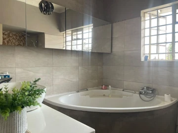 4 Bedroom Flat & Apartment