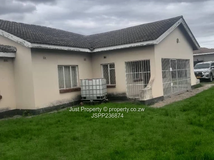 This well-maintained and spacious property located in the sought-after suburb of Windsor Park offers