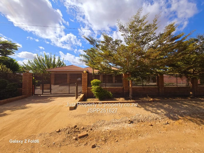 Sandton Park: 5-Bed Home with Island Kitchen & Borehole