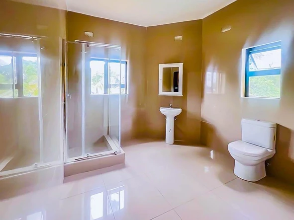 5 Bedroom Flat & Apartment