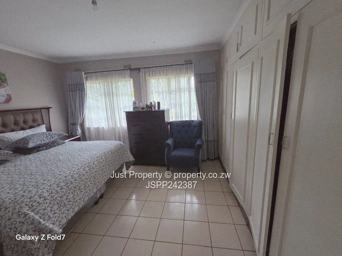 Borrowdale Road Frontage House sitting on 4008sqm