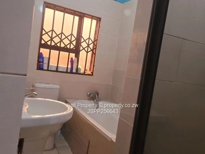 Madokero 4-Bed Home - Fitted Kitchen, Carport & Solar