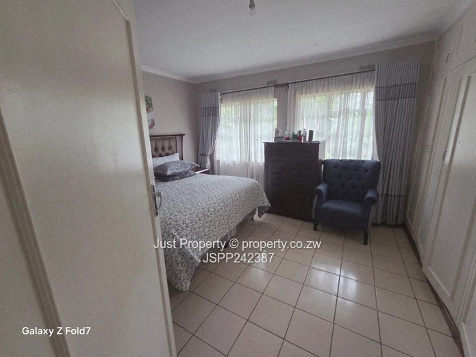 Borrowdale Road Frontage House sitting on 4008sqm