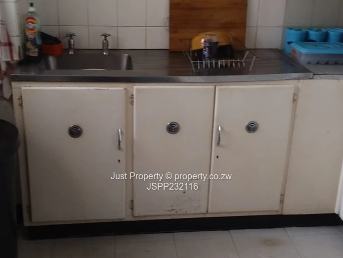 Classic Avenues 1 1/2 Bed with Large Windows & 24hr Security (Sole Mandate)