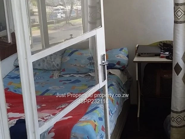 Classic Avenues 1 1/2 Bed with Large Windows & 24hr Security (Sole Mandate)