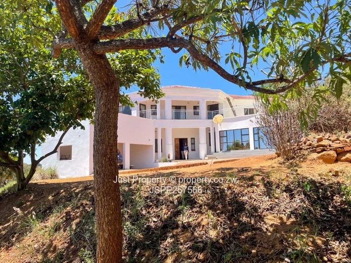 Borrowdale Brooke 6-Bed, 6-Bath — Jacuzzi, Modern Kitchen