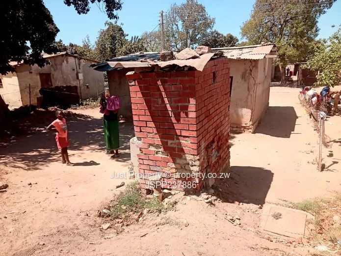 2-Bed House in Chitungwiza Renovators delight (Sole Mandate)