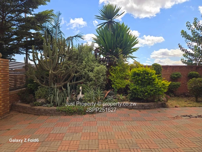 Sandton Park: 5-Bed Home with Island Kitchen & Borehole