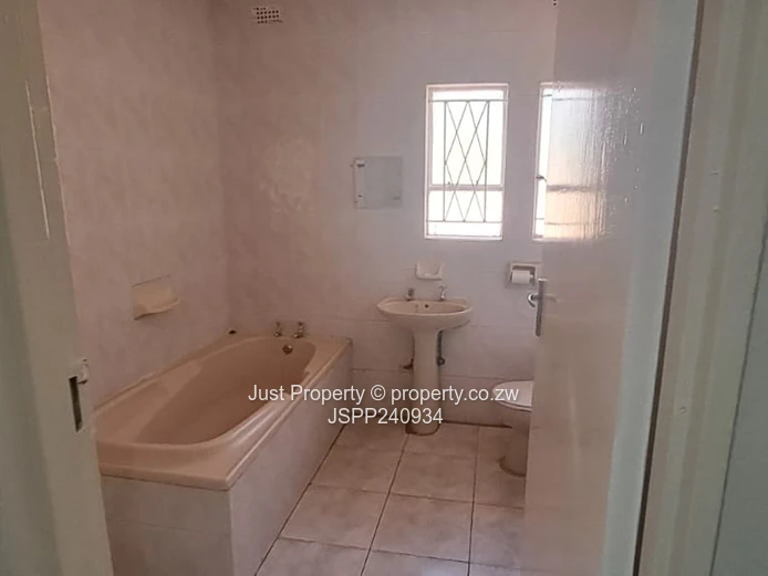 Beautiful 3bed house  Borrowdale : To Rent