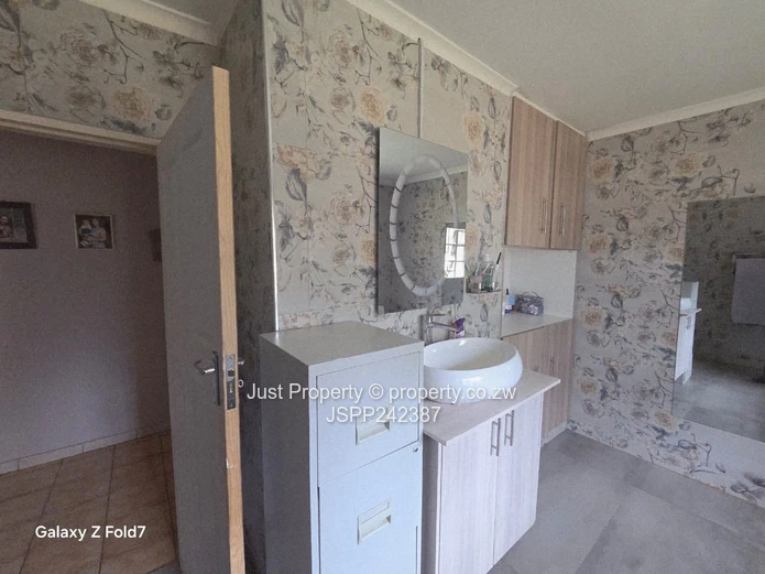 Borrowdale Road Frontage House sitting on 4008sqm