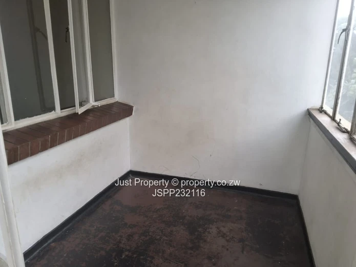 Classic Avenues 1 1/2 Bed with Large Windows & 24hr Security (Sole Mandate)