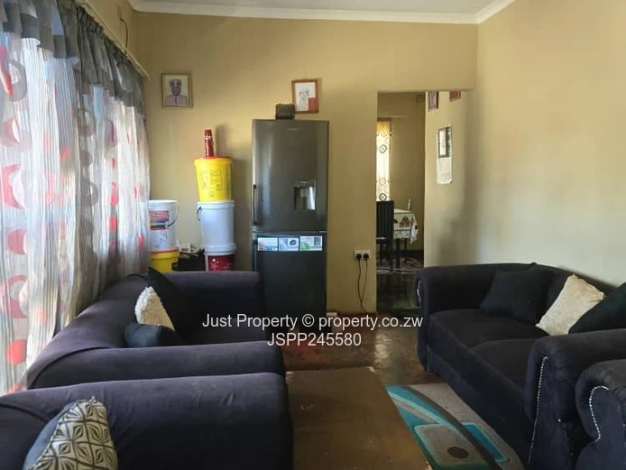 Bright 5-Bed Family Home with Garden & Secure Wall, Katanga (Sole Mandate)