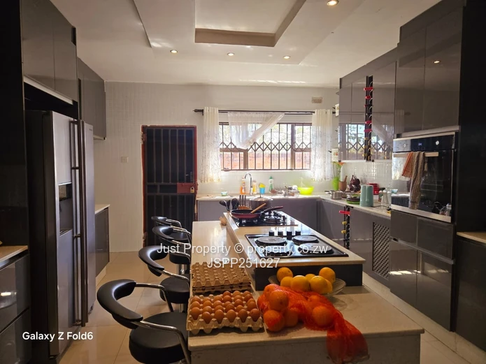 Sandton Park: 5-Bed Home with Island Kitchen & Borehole