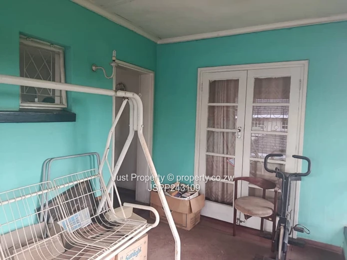 3-Bed Eastlea Flat with Borehole & Balcony Views