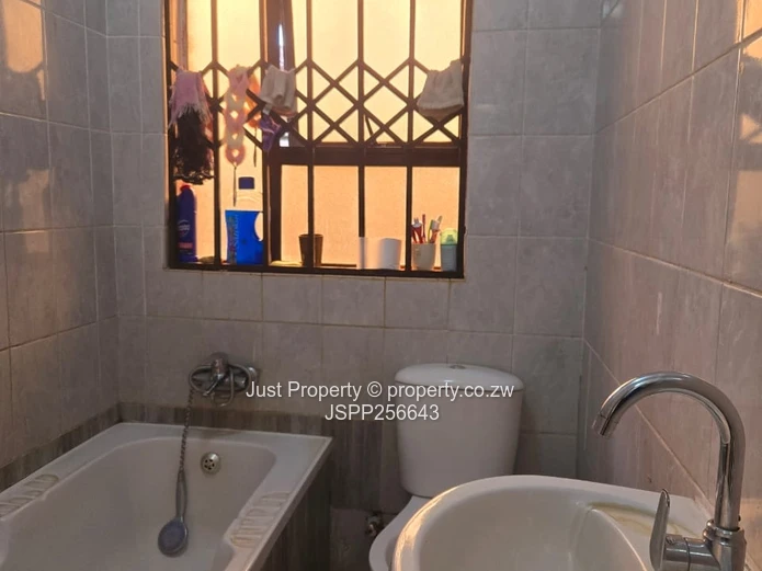 Madokero 4-Bed Home - Fitted Kitchen, Carport & Solar