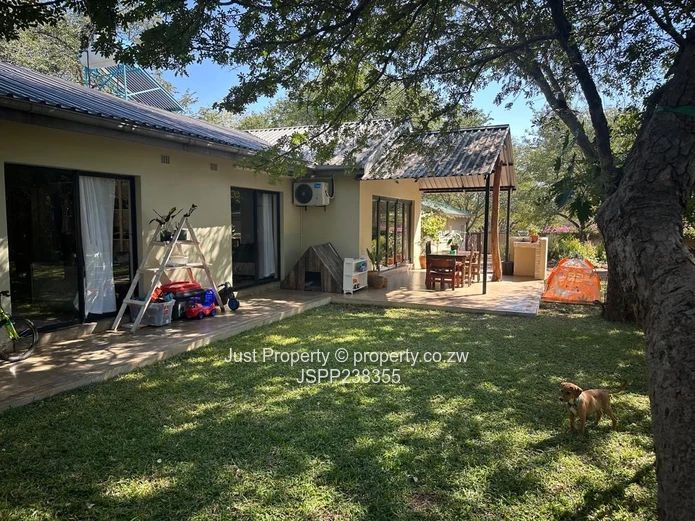 Leafy 3 Bed Victoria Falls Home with Flatlet & Garden Verandah