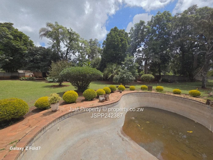 Borrowdale Road Frontage House sitting on 4008sqm