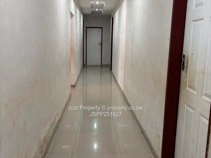 Sandton Park: 5-Bed Home with Island Kitchen & Borehole