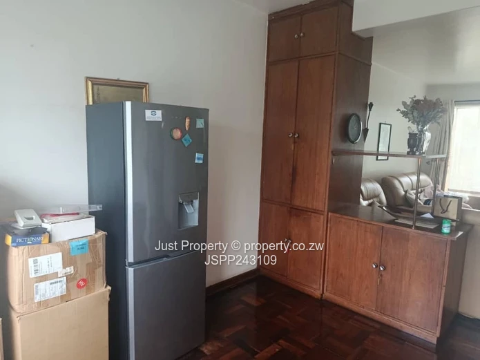 3-Bed Eastlea Flat with Borehole & Balcony Views