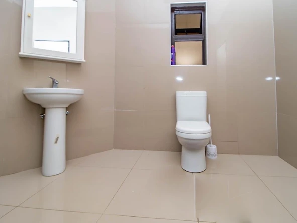 5 Bedroom Flat & Apartment