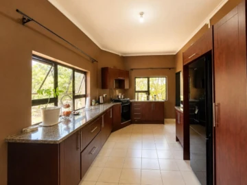 6 Bedroom Flat & Apartment