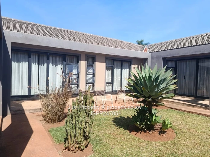 Modern 4-Bed home in Borrowdale 