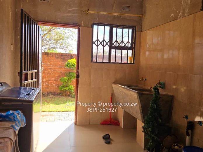 Sandton Park: 5-Bed Home with Island Kitchen & Borehole